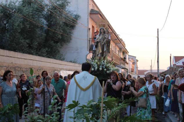 Fotos: Centenares de vecinos acompañaron a la Virgen del Carmen en su regreso al camino de Zalamea