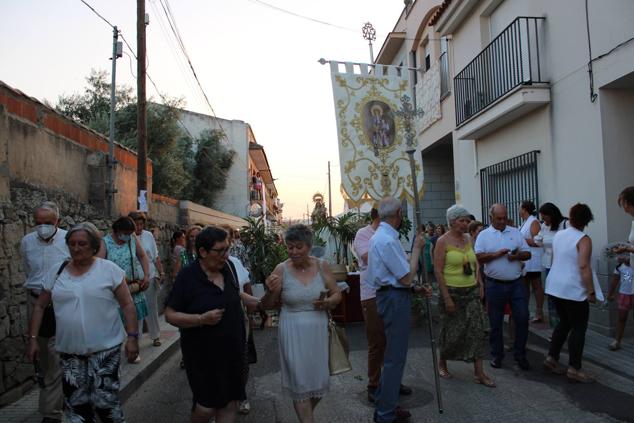 Fotos: Centenares de vecinos acompañaron a la Virgen del Carmen en su regreso al camino de Zalamea 