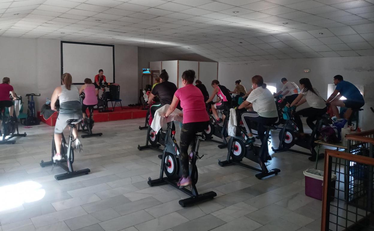 Más de 45 vecinos participan en un maratón de spinning