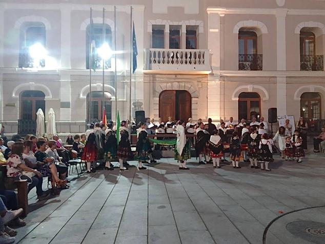 Fotos: Quintana se tiñó de verde, blaco y negro por el Día de Extremadura