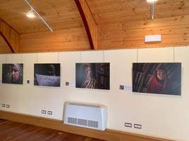 La exposición «Mujer, todos somos una» instalada en Castuera