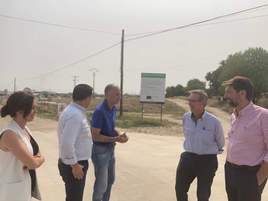 Manuel Mejías, Secretario general de población y desarrollo rural de la Junta, visita la obra de las pistas de las canteras