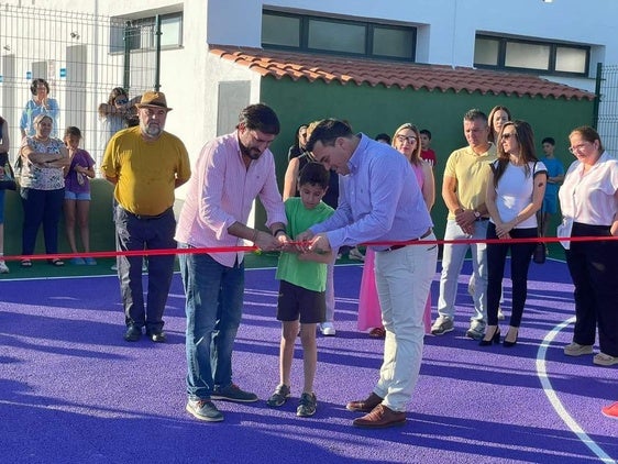 Quintana inaugura por todo lo alto la pista polideportiva
