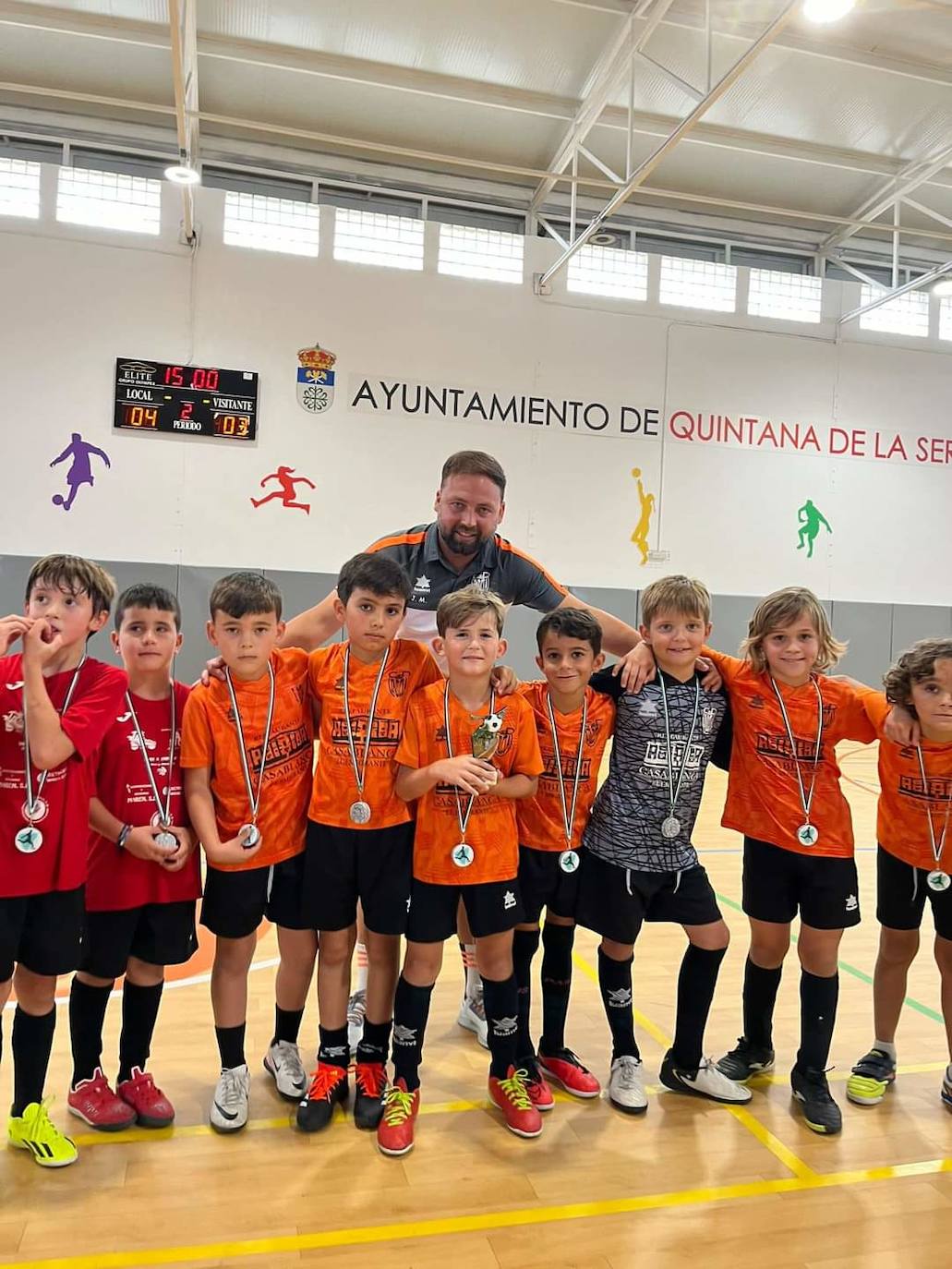 Más de un centenar de niños participan en el maratón de fútbol sala