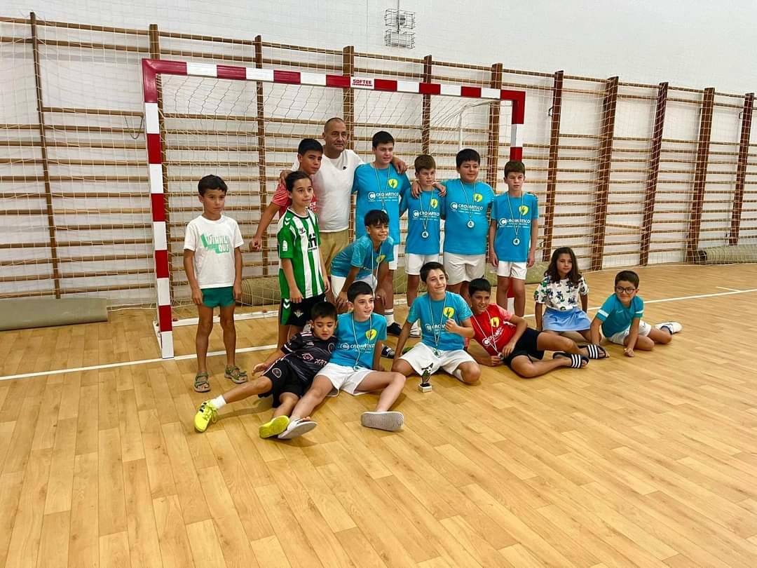Más de un centenar de niños participan en el maratón de fútbol sala