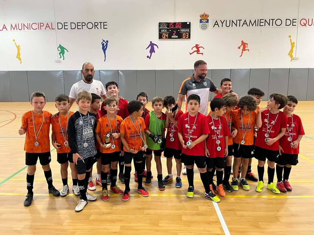 Más de un centenar de niños participan en el maratón de fútbol sala