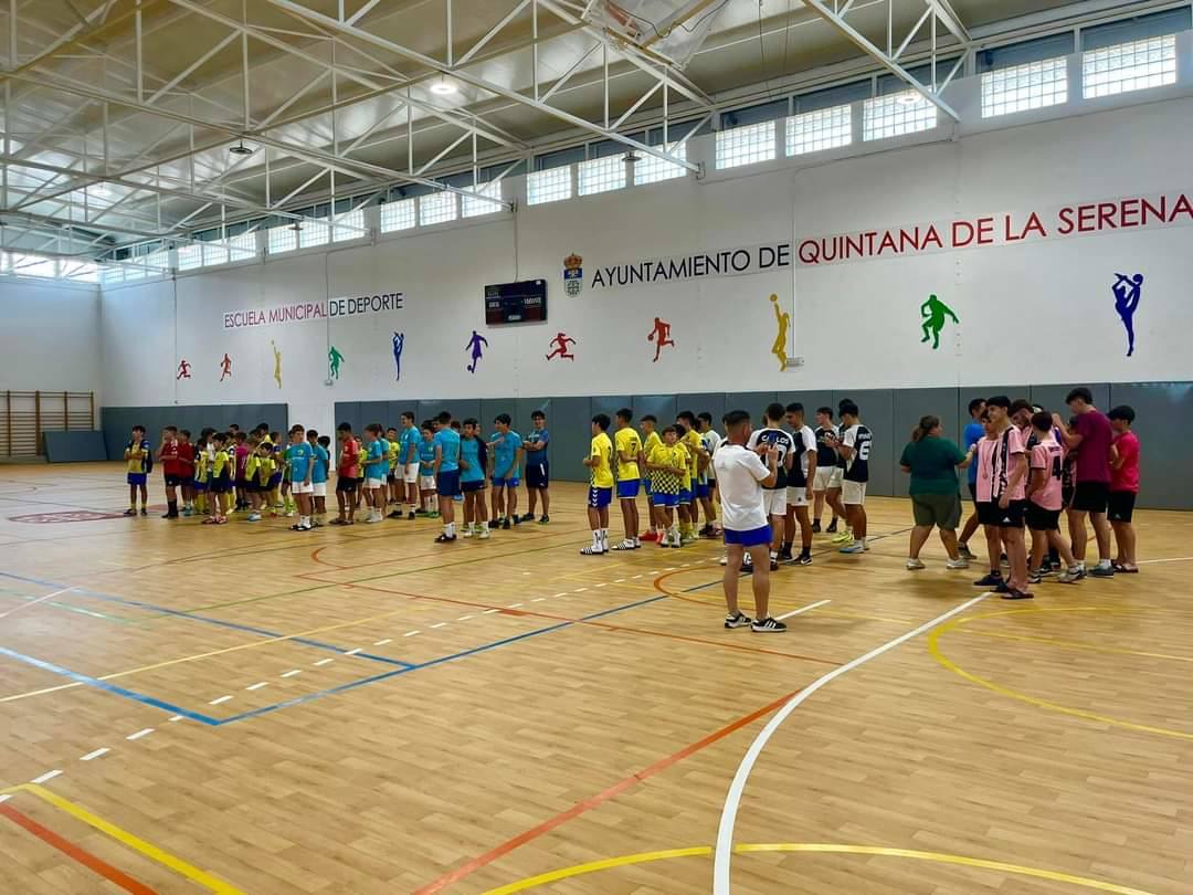 Más de un centenar de niños participan en el maratón de fútbol sala