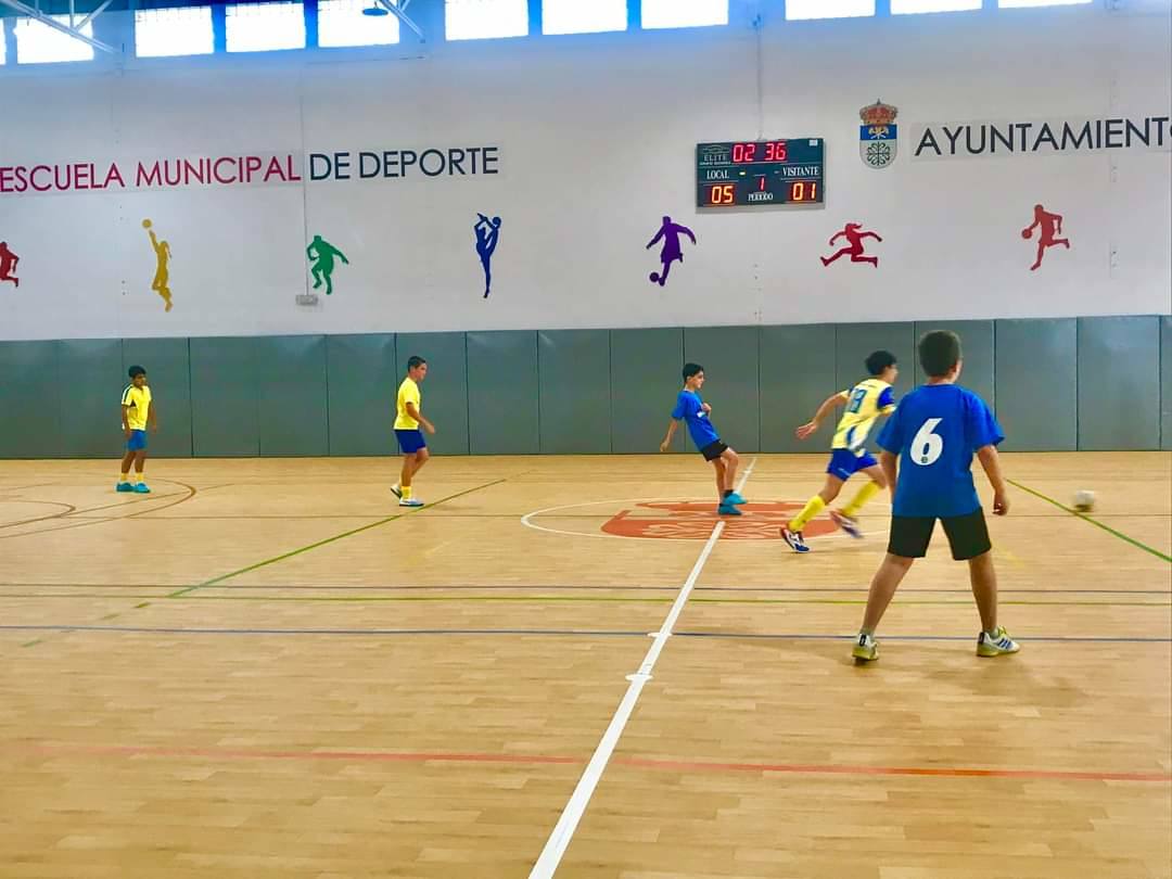 Más de un centenar de niños participan en el maratón de fútbol sala