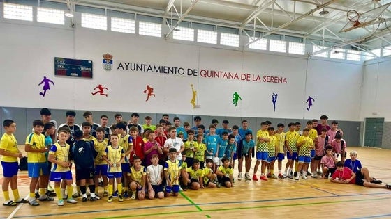 Más de un centenar de niños participan en el maratón de fútbol sala