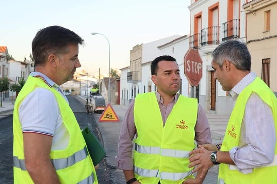 Diputación visita las obras de la calle La Laguna