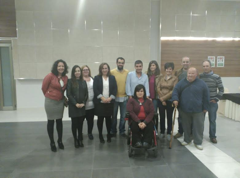 Miembros de la corporación municipal con diferentes representantes de colectivos sociales.
