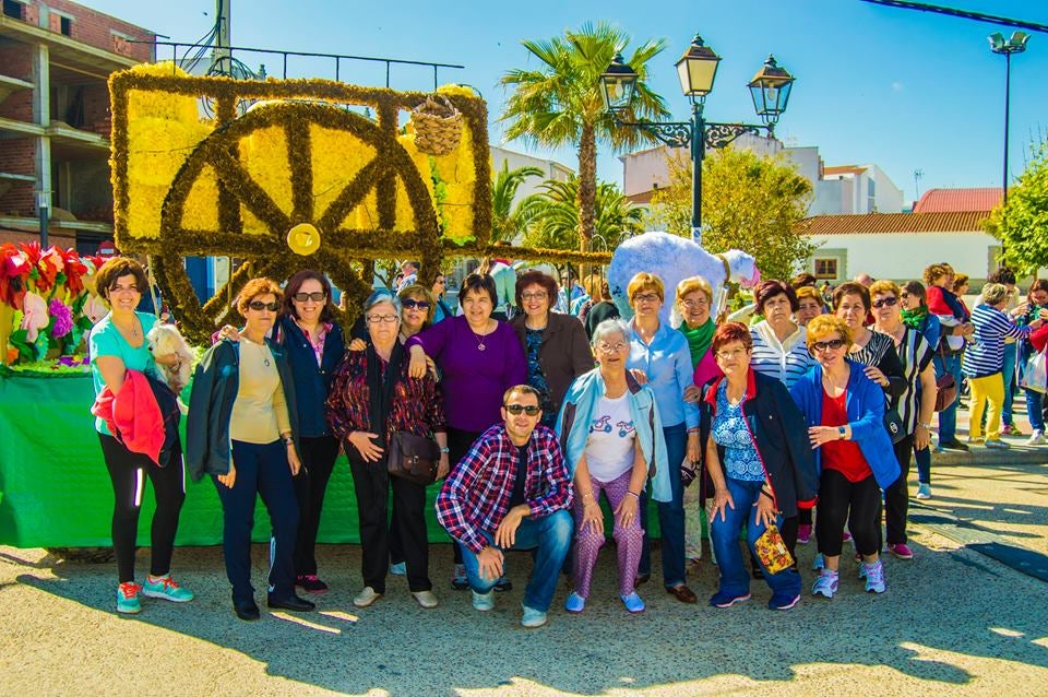 La Asociación de Mujeres con su carroza.