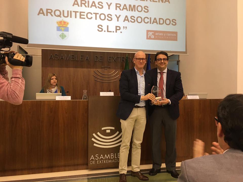 El alcalde recoge el premio OTAEX de accesibilidad universal otorgado al proyecto de remodelación de la plaza de España