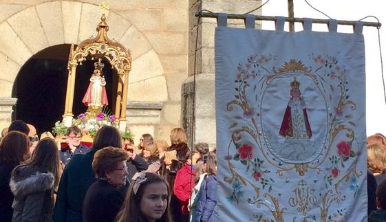 EL NIño Jesús de Praga tras la salida de la iglesia 