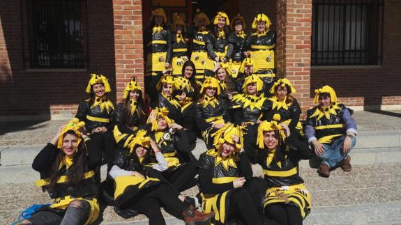 Las alumnas de 1º del Ciclo de Educación Infantil disfrazadas de abejas en el edificio de la Ermita