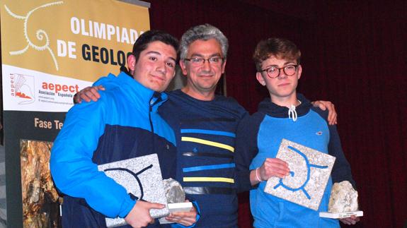 Dos de los ganadores posan con los trofeos cedidos por el consitorio 