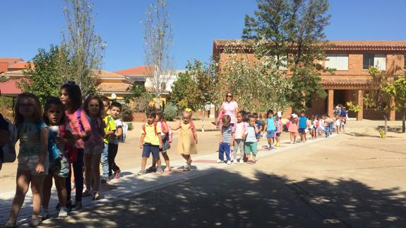 Los niños a la salida del colegio Virgen de Guadalupe 