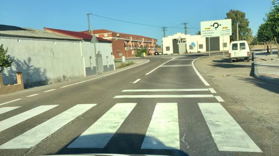 Una de las carreteras de la zona de la Laguna en la que se han remarcado las señalizacione 