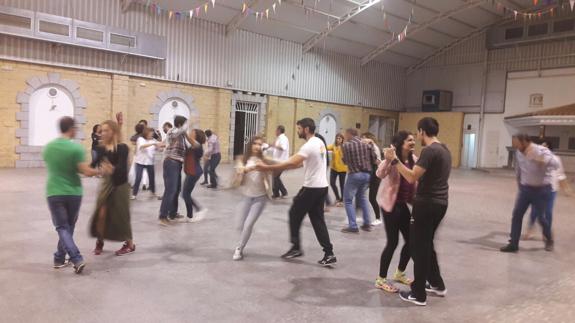 Los alumnos de las clases de bailes de salón 