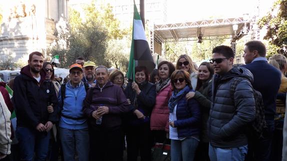 Un grupo de quintanenses junto al concejal de Igualdad y la concejal de Bienestar Social  