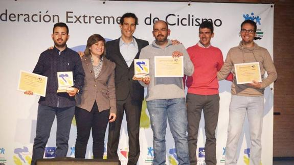 Los entrenadores de la Escuela tras recoger las menciones 