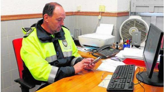 Isidoro Balsera, Jefe de la Policía Local, atendiendo uno de los whatsapp 
