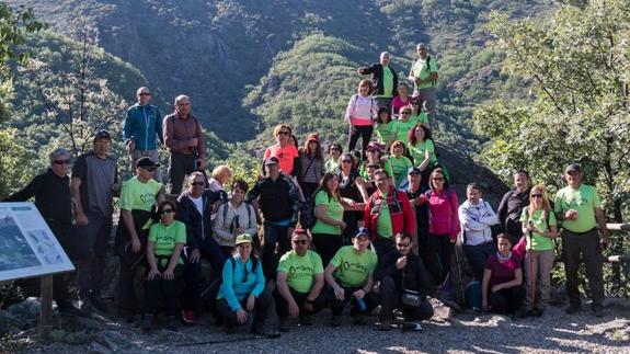 El grupo de senderistas en la ruta de Carlos V 