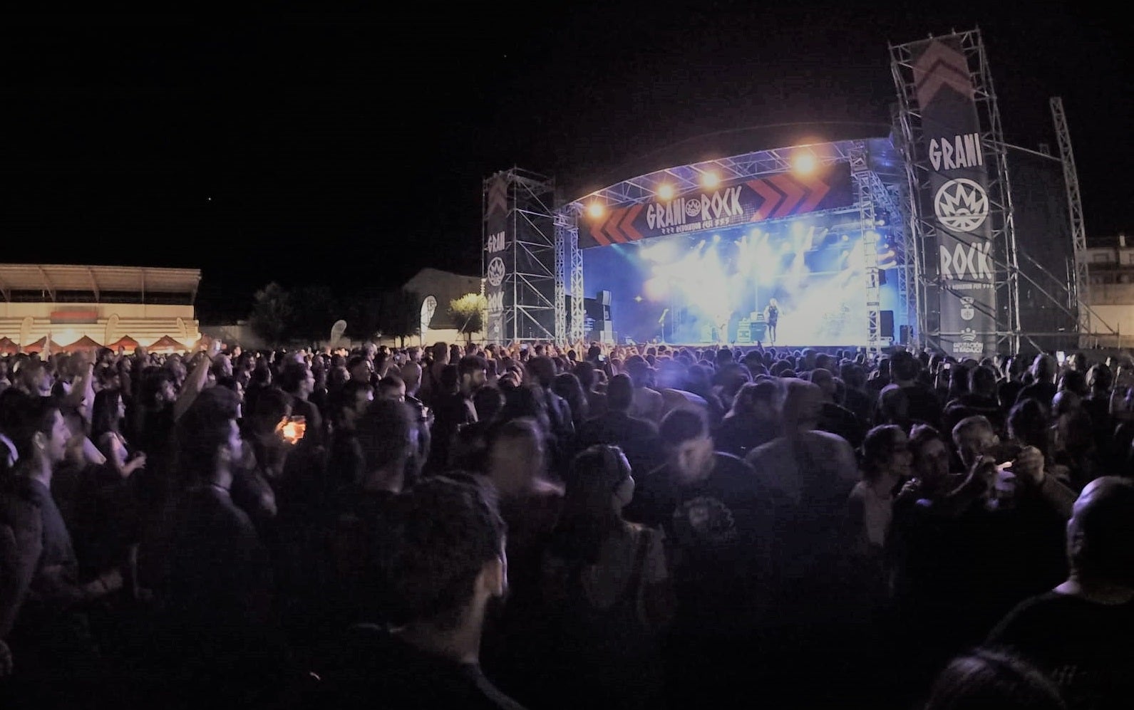 El campo de fútbol estaba abarrotado de personas 