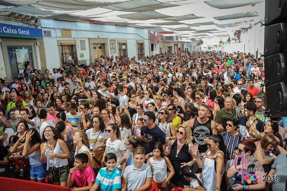  Centenares de jóvenes asistieron a la actuación de Henry Méndez 