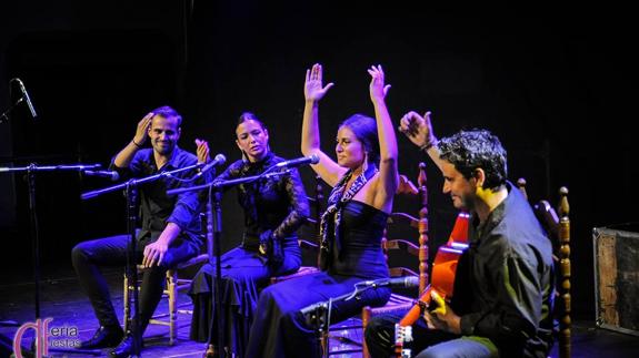 Celia Romero con su cuadro flamenco CEDIDA