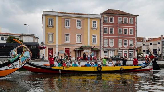 El grupo senderista paseando en una góndola en la localidad de Aveiro. ::  