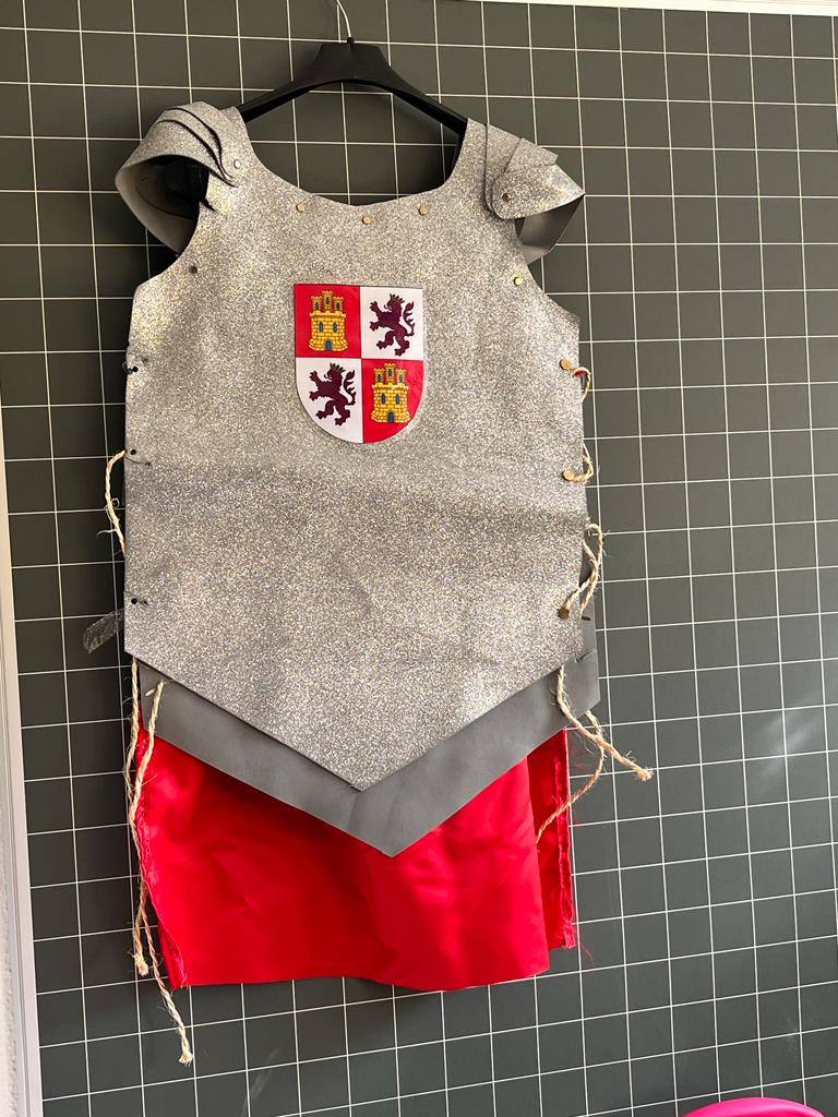 Imagen secundaria 2 - Diferentes murales que han realizado los alumnos y uno de los disfraces 