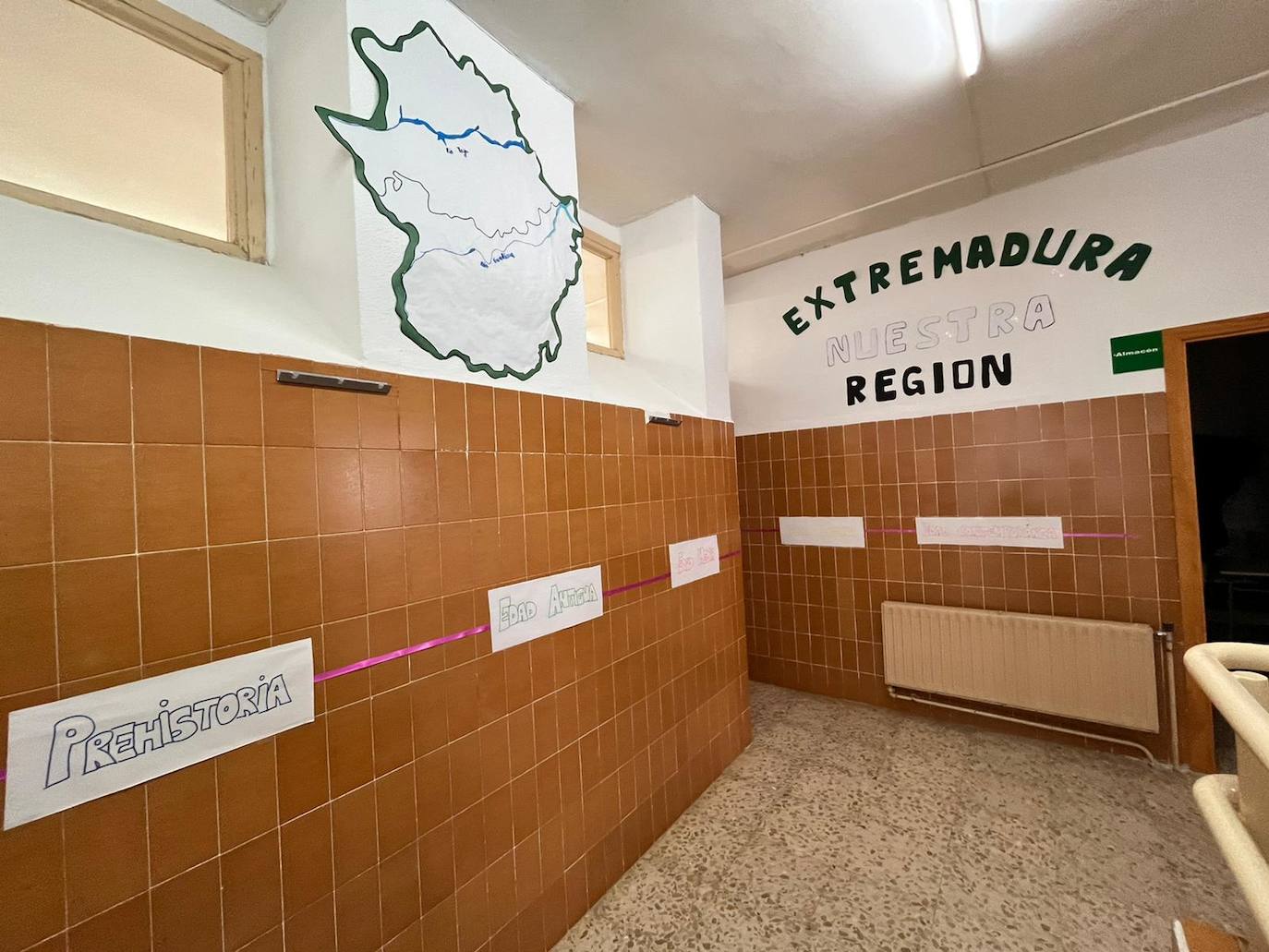 Imagen secundaria 1 - Diferentes murales que han realizado los alumnos y uno de los disfraces 