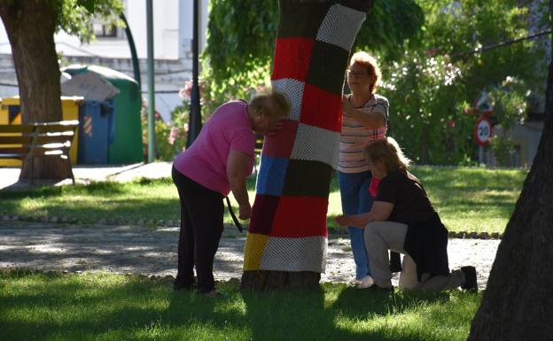 Imagen principal - Los árboles del parque de España se visten de ganchillo y colores