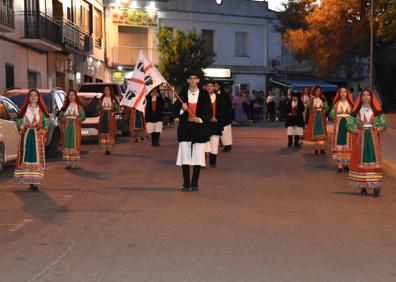 Imagen secundaria 1 - El parque de España se llena de folklore