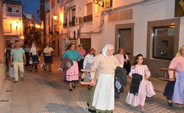 Imagen principal - El parque de España se llena de folklore