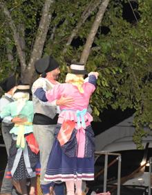 Imagen secundaria 2 - El parque de España se llena de folklore