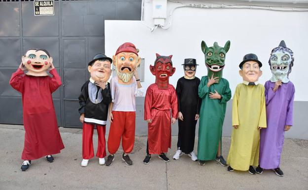 Los cabezudos realizarán su tradicional pasacalles acompañados de la banda de música de Alburquerque. 