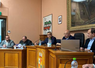 Imagen secundaria 1 - Varios momento de la asistencia sanvicenteña a la celebración de la Comisión Ejecutiva de Retecork. 