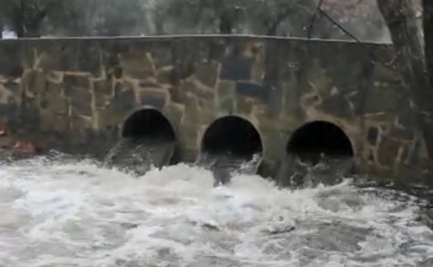 Así se encuentra el regato de la Vega. 