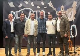 Ganadores y coorporación municipal en la entrega de premios.