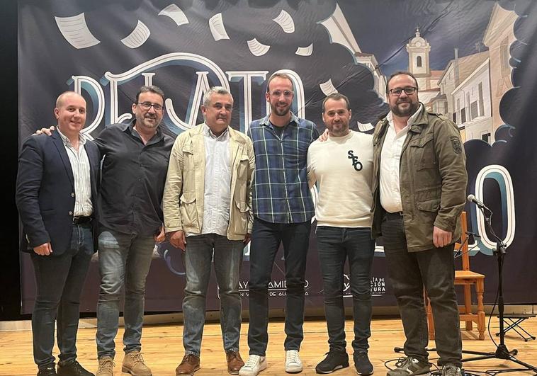 Ganadores y coorporación municipal en la entrega de premios.