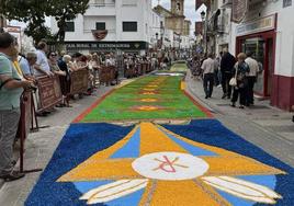 Asistentes contemplando una de las alfombras de la edición pasada.