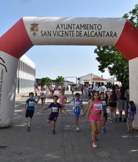 Imagen secundaria 2 - El colegio Pedro Vilallonga despide el curso con una carrera solidaria a favor de AOEx San Vicente