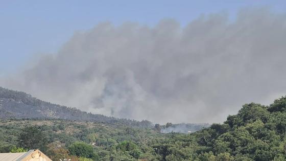 Continúa activo el incendio de Valencia de Alcántara