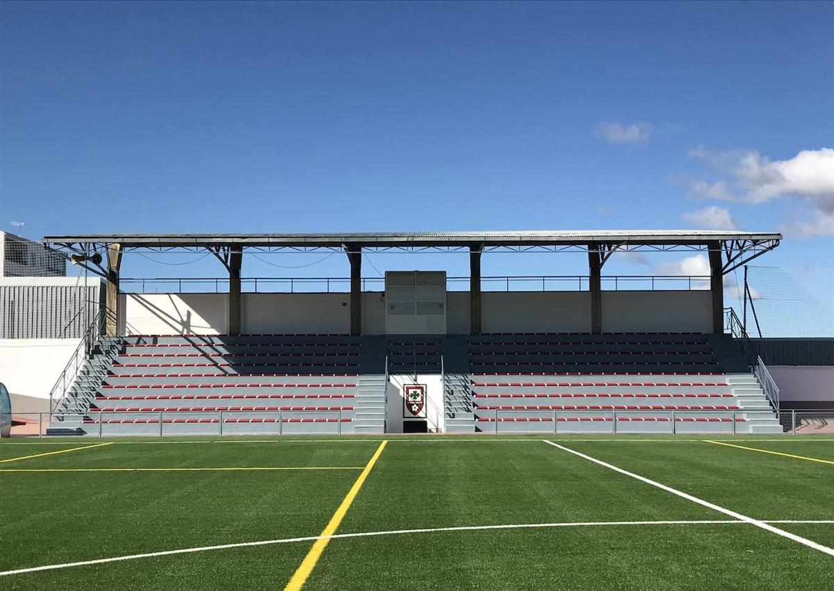 Imagen secundaria 1 - Disferentes perspectivas del campo de fútbol.