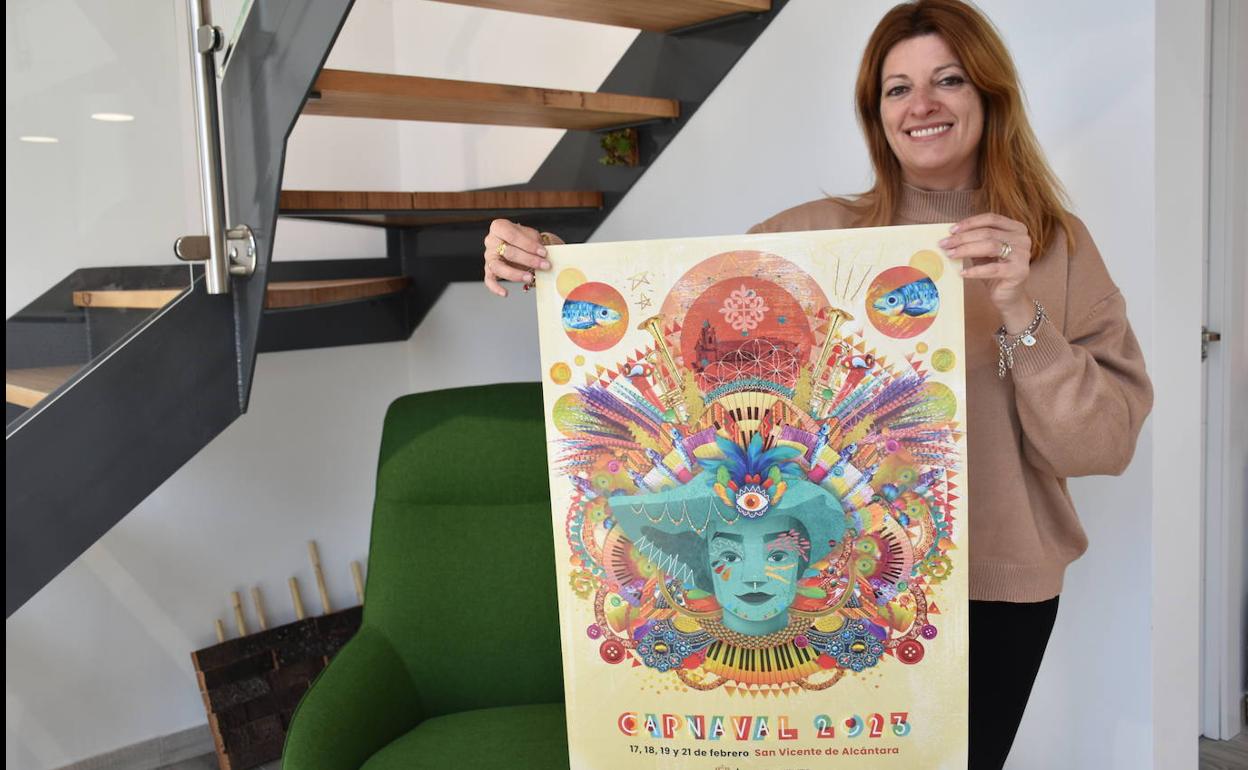 Sonia Antúnez junto al cartel ganador del Carnaval 2023. 