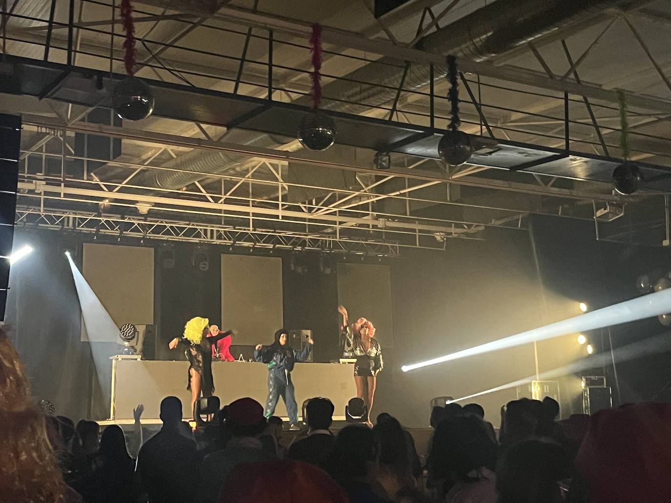 Fotos: Viernes de Carnaval marcado por la música ochentera, noventera y espectáculo drag