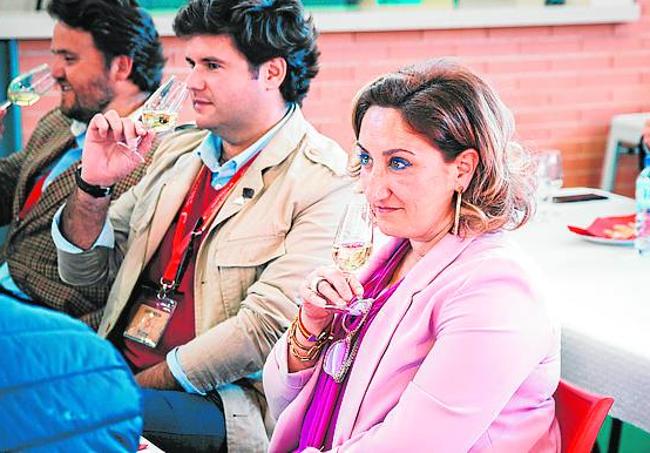 Los asistentes disfrutan y aprenden en la cata de vino.