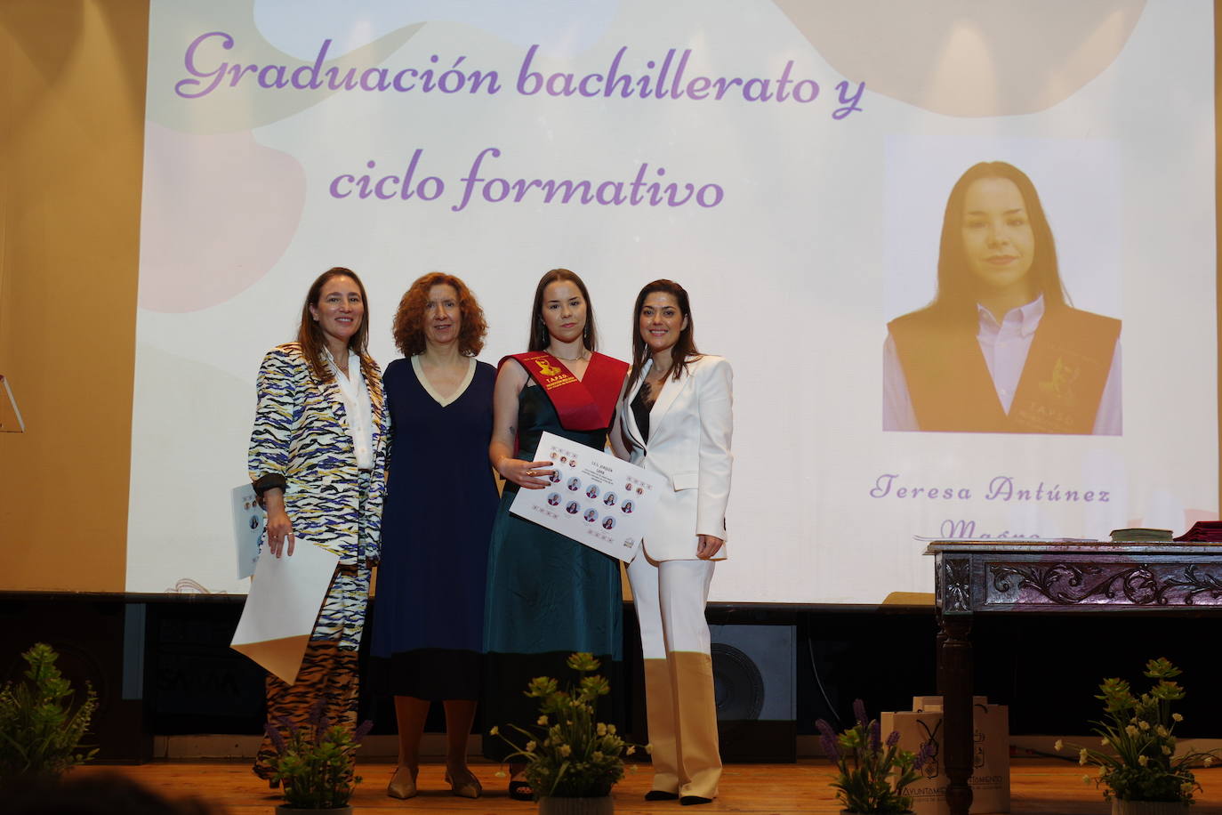 Graduados los alumnos de bachillerato y ciclo del instituto Joaquín Sama (II)